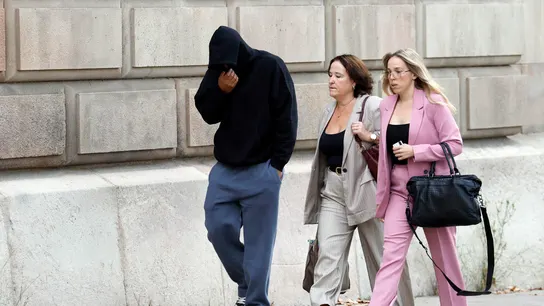 Uno de los acusados llega a la Audiencia de Barcelona para asistir al juicio. Uno de los acusados llega a la Audiencia de Barcelona para asistir al juicio.