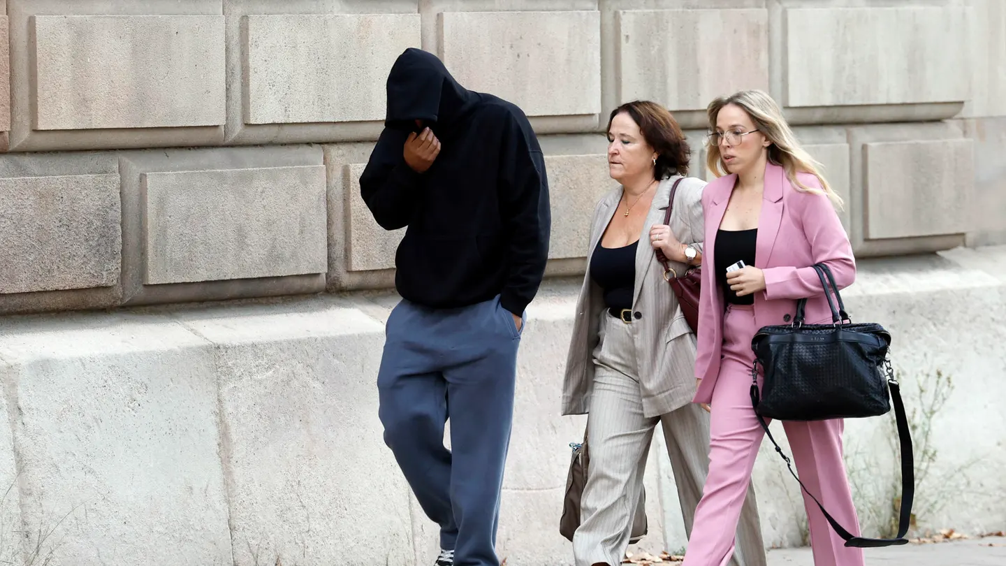 Uno de los acusados llega a la Audiencia de Barcelona para asistir al juicio. Uno de los acusados llega a la Audiencia de Barcelona para asistir al juicio.