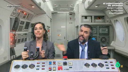 'Ayuso' viaja hasta EEUU pasando por China: "He ido en dirección contraria porque jamás voy hacia la izquierda" Cristina Gallego y Dani Mateo se convierten en Isabel Díaz Ayuso y en su asesor para mostrar cómo están transcurriendo su viaje hasta Texas. La presidenta madrileña se ha puesto a los mandos de la aeronave a pesar de no saber pilotar.