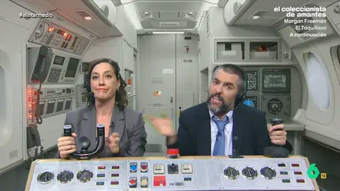 'Ayuso' viaja hasta EEUU pasando por China: "He ido en dirección contraria porque jamás voy hacia la izquierda" Cristina Gallego y Dani Mateo se convierten en Isabel Díaz Ayuso y en su asesor para mostrar cómo están transcurriendo su viaje hasta Texas. La presidenta madrileña se ha puesto a los mandos de la aeronave a pesar de no saber pilotar.