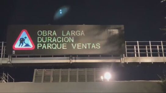 Letrero con aviso de obras en la M-30 de Madrid. 