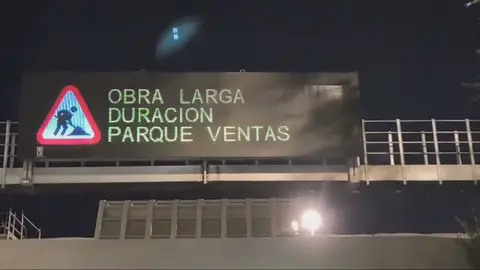 Letrero con aviso de obras en la M-30 de Madrid. Letrero con aviso de obras en la M-30 de Madrid.