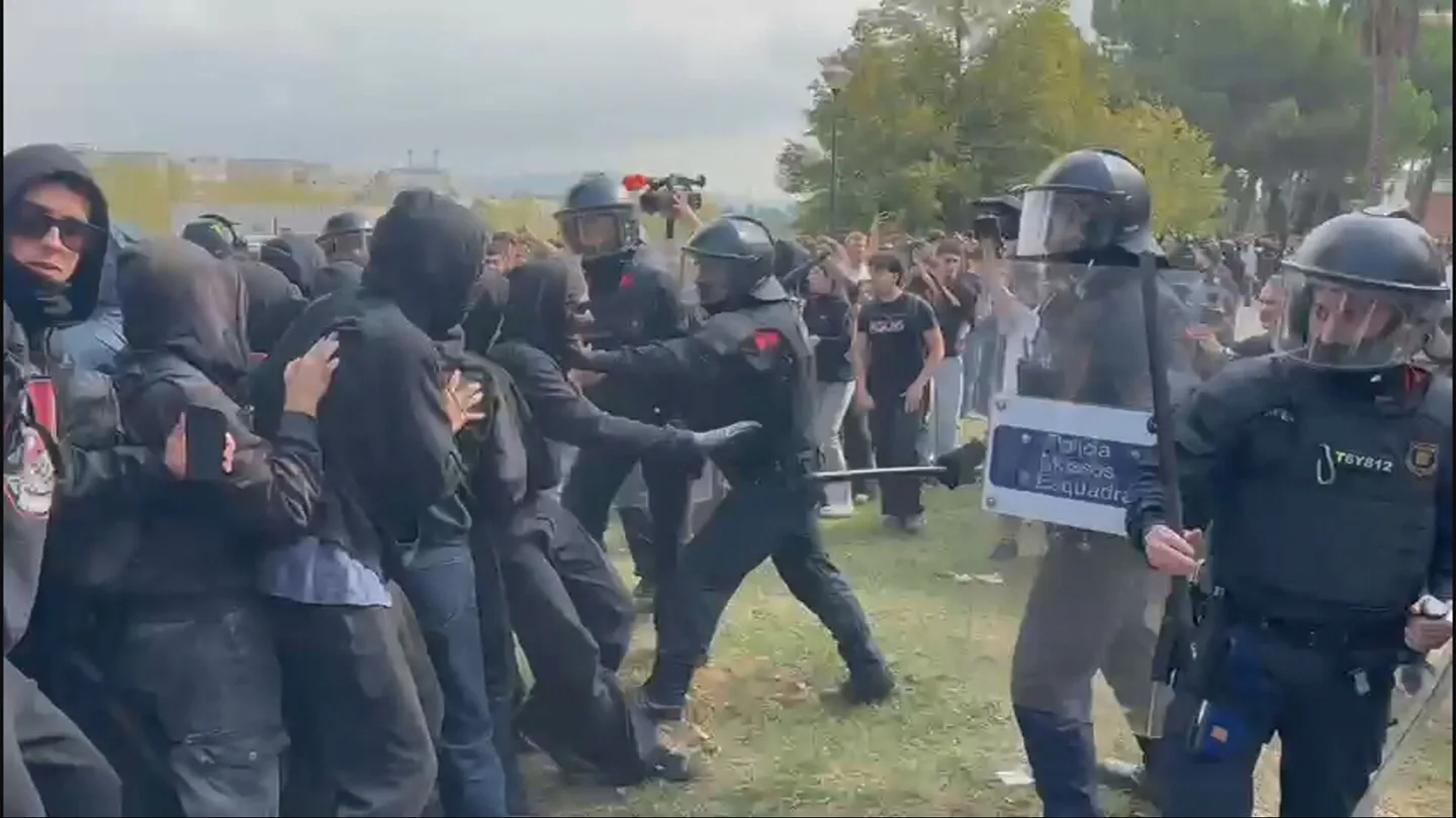Cargas policiales durante una protesta en Barcelona Cargas policiales durante una protesta en Barcelona