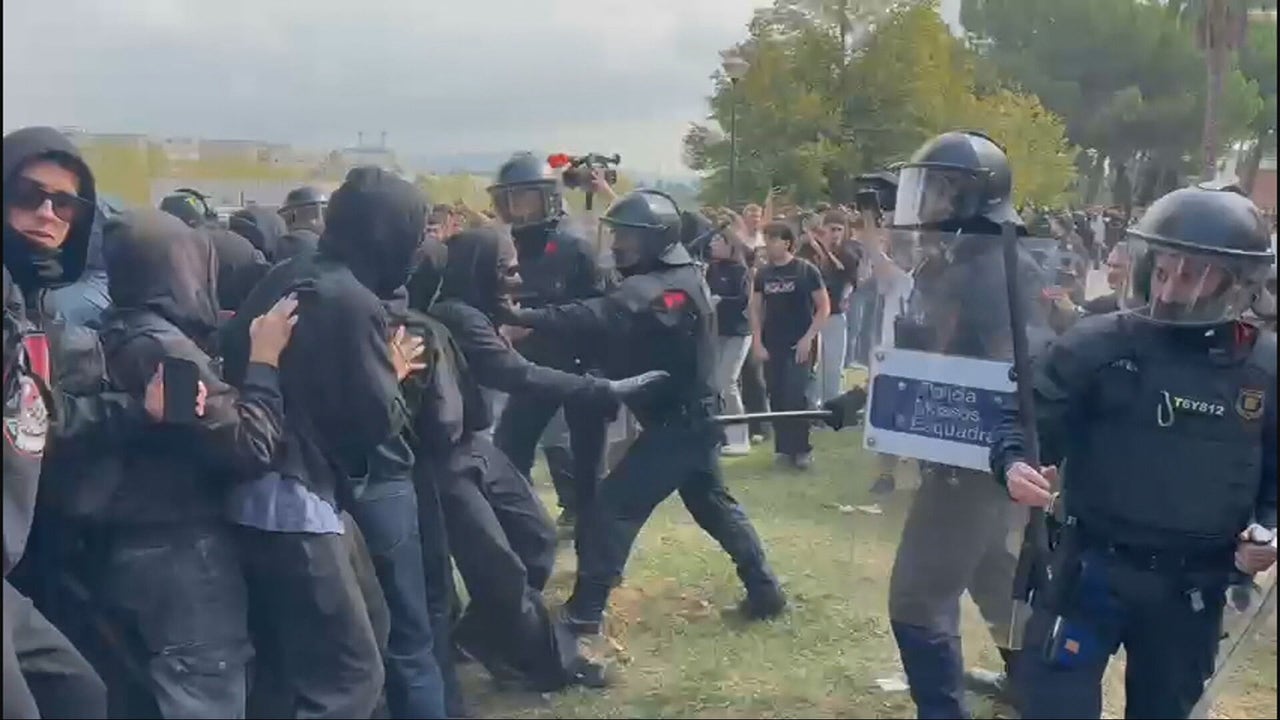 Disturbios en la Universidad Autónoma de Barcelona ante la presencia de Vito Quiles