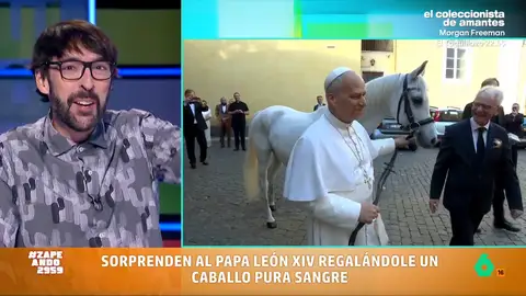 VÍDEO | Quique Peinado alucina con el caballo que le han regalado al papa: "León XIV es Gandalf el Blanco" El sumo pontífice ha sido obsequiado con un espectacular pura sangre de color blanco que será subastado con fines benéficos. No te pierdas la reacción de los zapeadores al regalo en el vídeo principal.