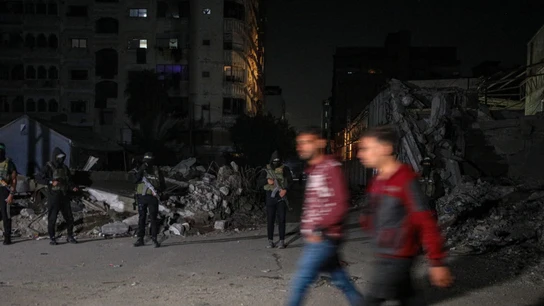 Combatientes palestinos de las Brigadas Izz ad-Din al-Qassam de Hamás vigilan la salida de vehículos del CICR que transportan los restos de rehenes israelíes entregados por Hamás en la ciudad de Gaza Combatientes palestinos de las Brigadas Izz ad-Din al-Qassam de Hamás vigilan la salida de vehículos del CICR que transportan los restos de rehenes israelíes entregados por Hamás en la ciudad de Gaza