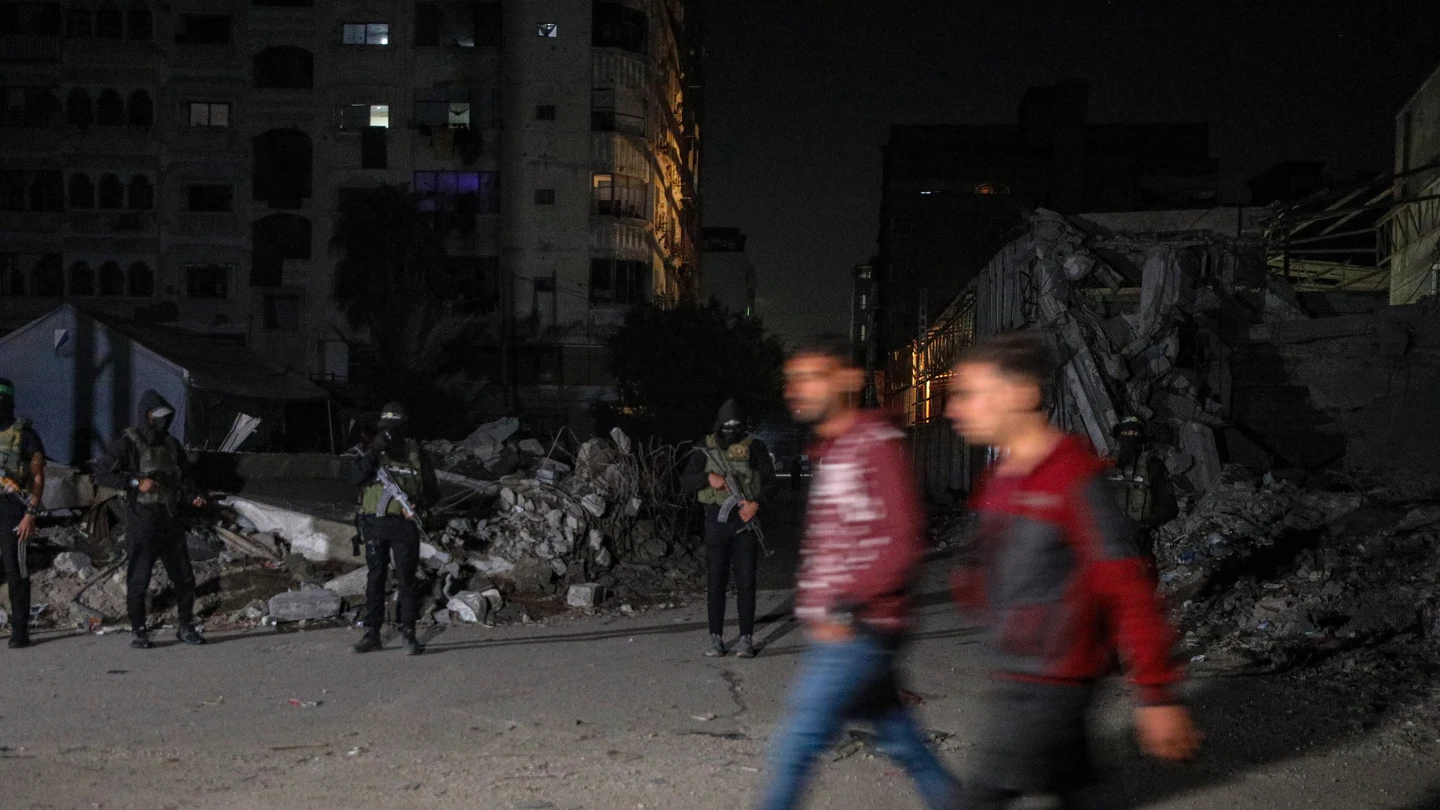 Combatientes palestinos de las Brigadas Izz ad-Din al-Qassam de Hamás vigilan la salida de vehículos del CICR que transportan los restos de rehenes israelíes entregados por Hamás en la ciudad de Gaza Combatientes palestinos de las Brigadas Izz ad-Din al-Qassam de Hamás vigilan la salida de vehículos del CICR que transportan los restos de rehenes israelíes entregados por Hamás en la ciudad de Gaza