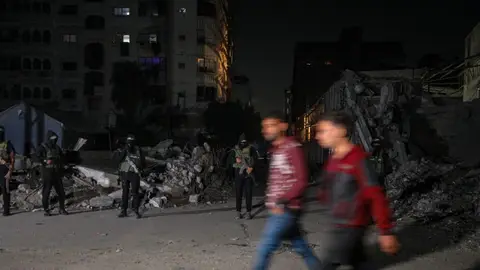 Combatientes palestinos de las Brigadas Izz ad-Din al-Qassam de Hamás vigilan la salida de vehículos del CICR que transportan los restos de rehenes israelíes entregados por Hamás en la ciudad de Gaza Combatientes palestinos de las Brigadas Izz ad-Din al-Qassam de Hamás vigilan la salida de vehículos del CICR que transportan los restos de rehenes israelíes entregados por Hamás en la ciudad de Gaza
