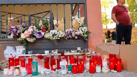Un pequeño altar improvisado ante la vivienda de Sandra, la joven de 14 años que se suicidó en Sevilla Un pequeño altar improvisado ante la vivienda de Sandra, la joven de 14 años que se suicidó en Sevilla