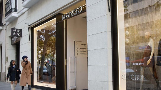 Dos mujeres caminan frente a una tienda de Mango, a 22 de noviembre de 2024, en Madrid 