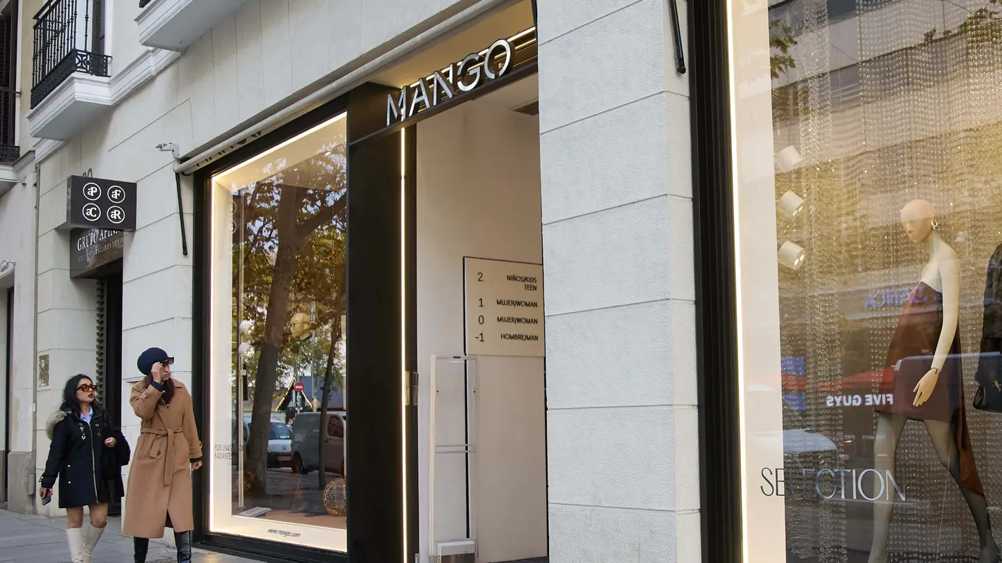 Dos mujeres caminan frente a una tienda de Mango, a 22 de noviembre de 2024, en Madrid Dos mujeres caminan frente a una tienda de Mango, a 22 de noviembre de 2024, en Madrid
