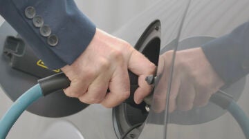 Cargando un coche eléctrico