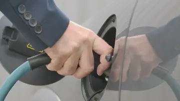 Cargando un coche eléctrico Cargando un coche eléctrico