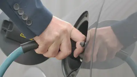Cargando un coche eléctrico Cargando un coche eléctrico