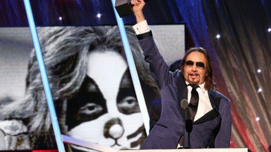 Ace Frehley, durante la ceremonia del Sal&oacute;n de la Fama anual del rock and roll en Brooklyn, Nueva York, en 2014