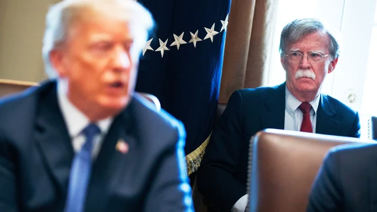 John Bolton observa a Donald Trump durante una comparecencia John Bolton observa a Donald Trump durante una comparecencia
