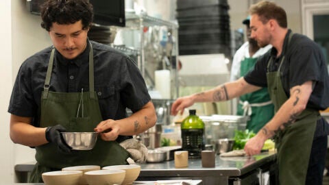Personas trabajando en el Community Kitchen en Nueva York (EE.UU.)