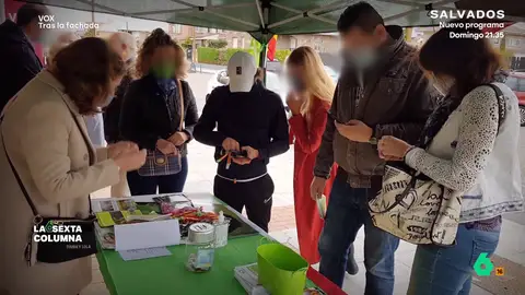 Huchas, merchandising y cajeros: la maniobra de Vox por la que se llevó la mayor sanción de la historia del Tribunal de Cuentas laSexta Columna analiza cómo Vox ingresó en cajeros hasta 400.000 euros, según el partido, por vender merchandising. Sin embargo, el Tribunal de Cuentas cree que la mayor parte eran donaciones en efectivo anónimas, prohibidas por ley.