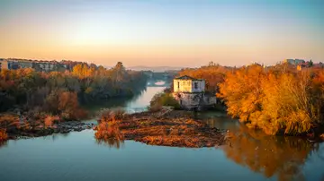 Sotos de la Albolafia en el río Guadalquivir en Córdoba Sotos de la Albolafia en el río Guadalquivir en Córdoba