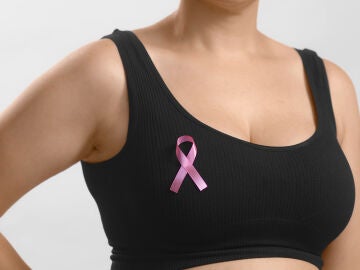 Mujer con lazo en la lucha en contra del c&aacute;ncer de mama