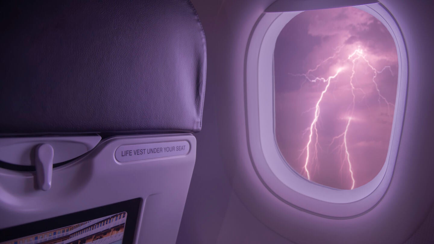 Rayo desde la ventana de un avi&oacute;n