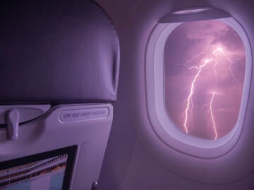 Rayo desde la ventana de un avi&oacute;n