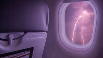 Rayo desde la ventana de un avión