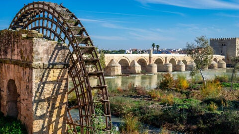 El puente romano y el Molino de la Albolafia en Sotos de la Albolafia, Córdoba