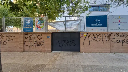 Pintadas de "Asesinos" en el colegio de la niña de 14 años que se suicidó tras denunciar sufrir acoso Pintadas de "Asesinos" en el colegio de la niña de 14 años que se suicidó tras denunciar sufrir acoso