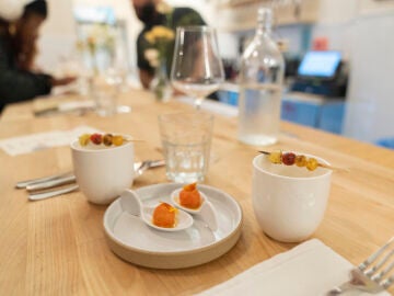 Personas trabajando en el Community Kitchen en Nueva York (EE.UU.)