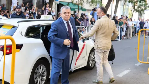 Santos Cerdán vuelve a pedir su libertad y denuncia "trato desigual" respecto a Ábalos y Koldo Santos Cerdán vuelve a pedir su libertad y denuncia "trato desigual" respecto a Ábalos y Koldo
