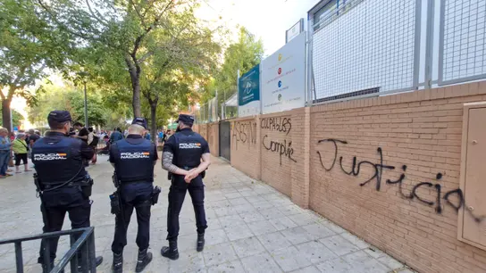 Pintadas de "Asesinos" en el colegio de la niña de 14 años que se suicidó tras denunciar sufrir acoso Pintadas de "Asesinos" en el colegio de la niña de 14 años que se suicidó tras denunciar sufrir acoso