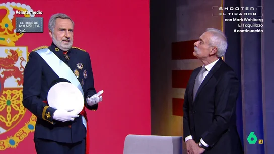 'Felipe VI' pide un consejo de moda a Pedro Mansilla: "En el discurso de Nochebuena quiero salir en pantuflas de Pikachu" Aprovechando la presencia del crítico de moda, el cómico Raúl Pérez se ha convertido en el rey Felipe VI para que le aconseje sobre cómo debe vestir durante su visita a Perú o en su discurso de Nochebuena.