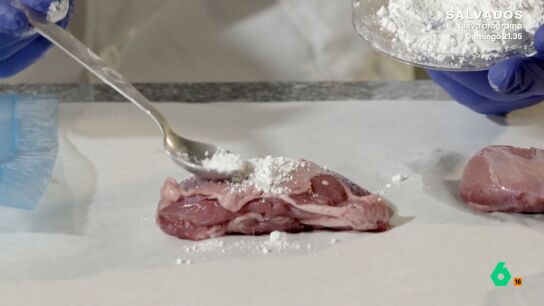 La reacci&oacute;n de un catedr&aacute;tico al ver que se vend&iacute;a carne condimentada con un material de construcci&oacute;n: "Absolutamente incre&iacute;ble"