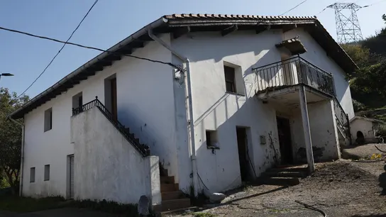 Detenido en Bilbao tras encerrar a su madre enferma en un caserío entre basura y cadáveres de gatos Detenido en Bilbao tras encerrar a su madre enferma en un caserío entre basura y cadáveres de gatos