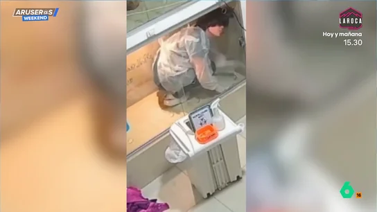 Una veterinaria se queda encerrada en una jaula mientras la está limpiando: este es el vídeo del cómico momento Una veterinaria se queda encerrada en una jaula mientras la está limpiando: este es el vídeo del cómico momento