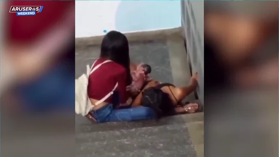 El vídeo del parto de una mujer en las escaleras del hospital: "No le da tiempo a llegar" El vídeo del parto de una mujer en las escaleras del hospital: "No le da tiempo a llegar"