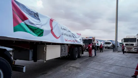 Camiones de ayuda humanitaria para Palestina, en el cruce de Rafah Camiones de ayuda humanitaria para Palestina, en el cruce de Rafah