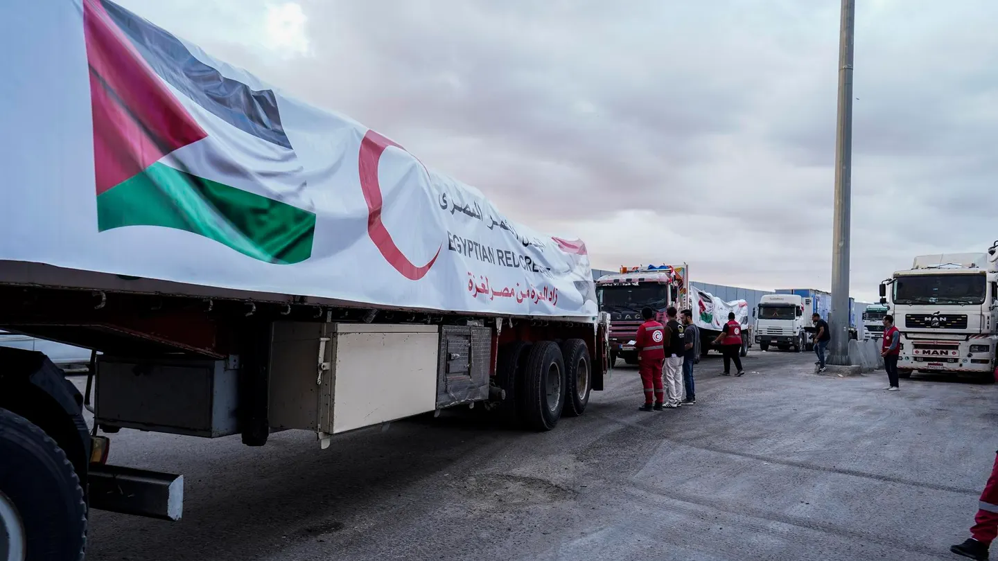 Camiones de ayuda humanitaria para Palestina, en el cruce de Rafah Camiones de ayuda humanitaria para Palestina, en el cruce de Rafah