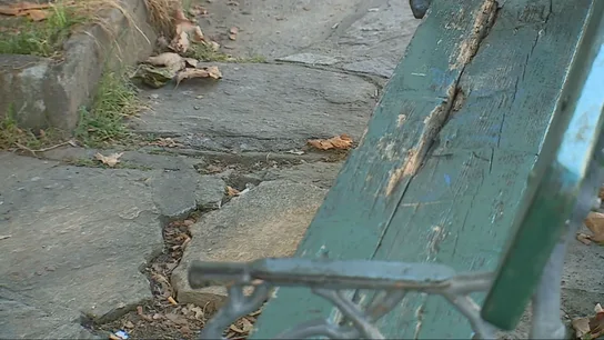 Imagen de un banco en mal estado en Santiago de Compostela Imagen de un banco en mal estado en Santiago de Compostela