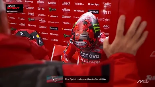 ¡La imagen de la desesperación! 'Pecco' Bagnaia, abatido tras la 'sprint' en Phillip Island ¡La imagen de la desesperación! 'Pecco' Bagnaia, abatido tras la 'sprint' en Phillip Island