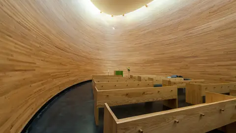 Interior de la Capilla de Kamppi, en Helsinki Interior de la Capilla de Kamppi, en Helsinki