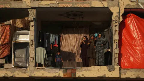 Un edificio dañado convertido en refugio en la ciudad de Hamad, Khan Younis, en el sur de la Franja Un edificio dañado convertido en refugio en la ciudad de Hamad, Khan Younis, en el sur de la Franja