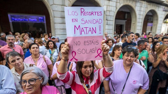Concentraci&oacute;n de las asociaciones de mujeres en protesta por los retrasos en el cribado de c&aacute;ncer de mama en Andaluc&iacute;a.