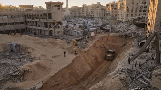 Miembros del grupo militante Hamás buscando los cuerpos de los rehenes en una zona del sur de la Franja de Gaza.