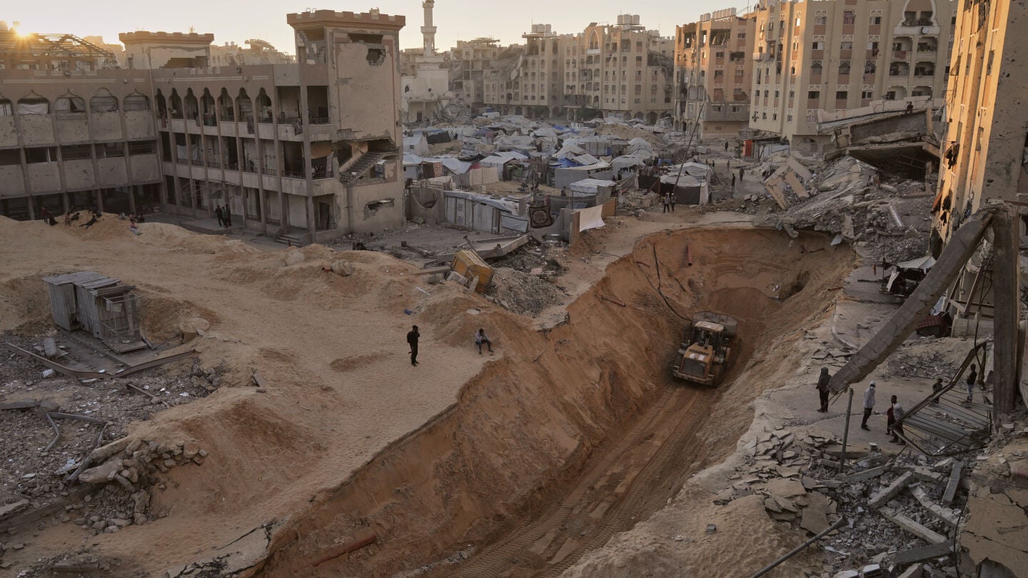 Miembros del grupo militante Hamás buscando los cuerpos de los rehenes en una zona del sur de la Franja de Gaza.