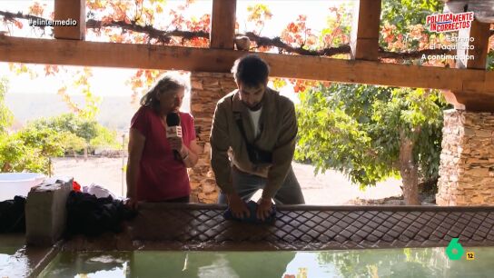 El reportero de El Intermedio ha visitado varios pueblos de Castilla-La Mancha para descubrir c&oacute;mo funciona el servicio del bibliob&uacute;s y, adem&aacute;s, ha tenido tiempo de aprender, gracias a Carmen, c&oacute;mo lavar ropa en un lavadero. 