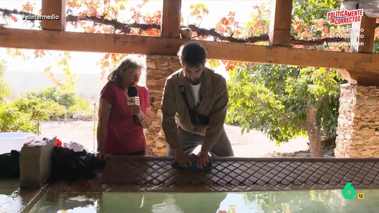 Isma Juárez aprende a lavar a mano: "Parece que lo estoy estrangulando" El reportero de El Intermedio ha visitado varios pueblos de Castilla-La Mancha para descubrir cómo funciona el servicio del bibliobús y, además, ha tenido tiempo de aprender, gracias a Carmen, cómo lavar ropa en un lavadero.