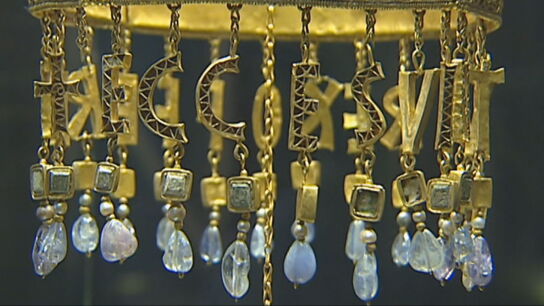 Tesoro de Guarrazar compuesto por coronas medievales con piedras preciosas y perlas