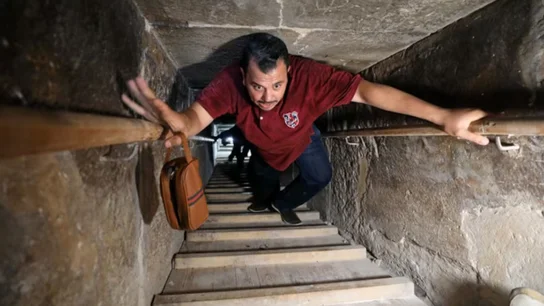 Un hombre sube por una de los túneles de la Pirámide Acodada en Dahshur. Un hombre sube por una de los túneles de la Pirámide Acodada en Dahshur.